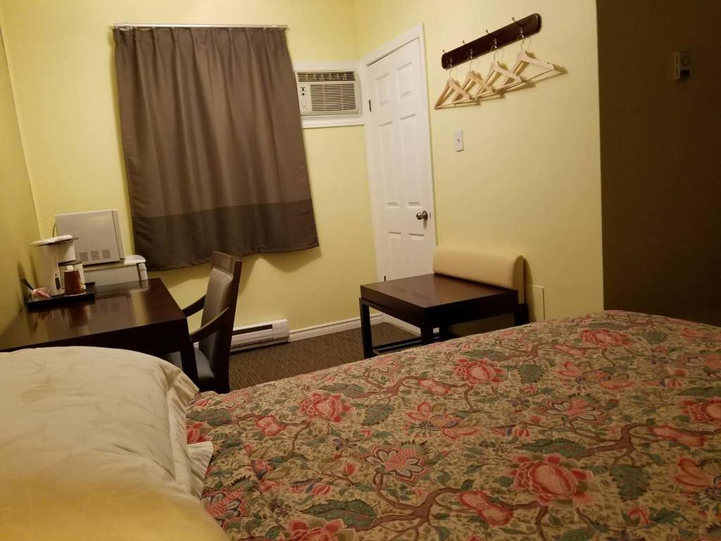 7 West Motel Carleton Place ภายนอก รูปภาพ